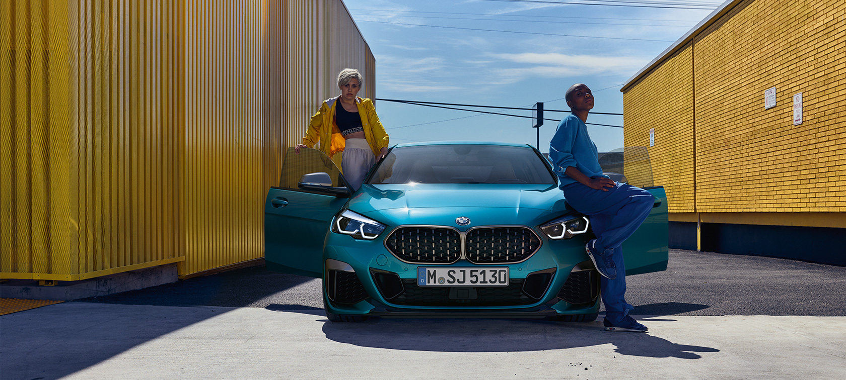 Nuevo BMW Serie 2 Gran Coupé Snapper Rocks Blau metalizado F44, vista del frontal con puertas delanteras abiertas