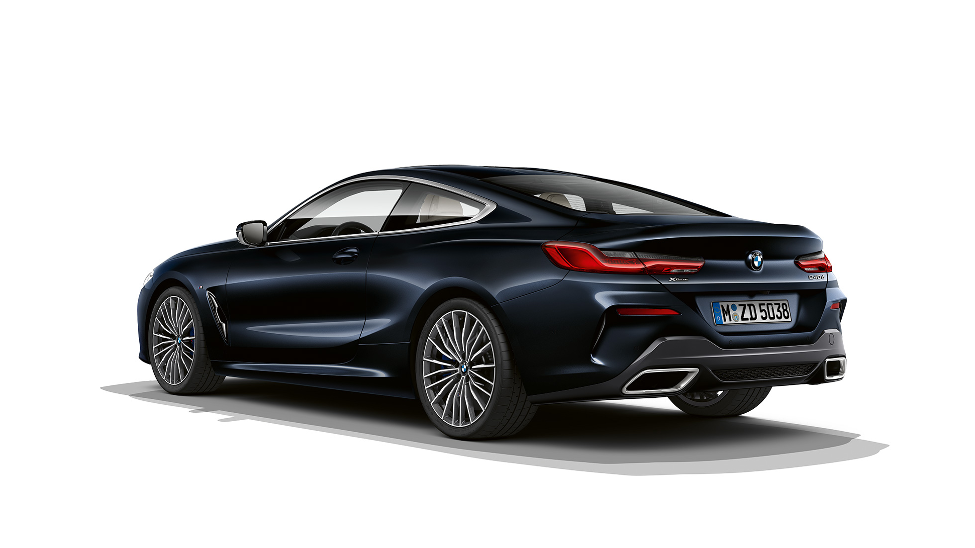 BMW Serie 8 Coupé, Carbon Black metálico, vista trasera de tres cuartos.