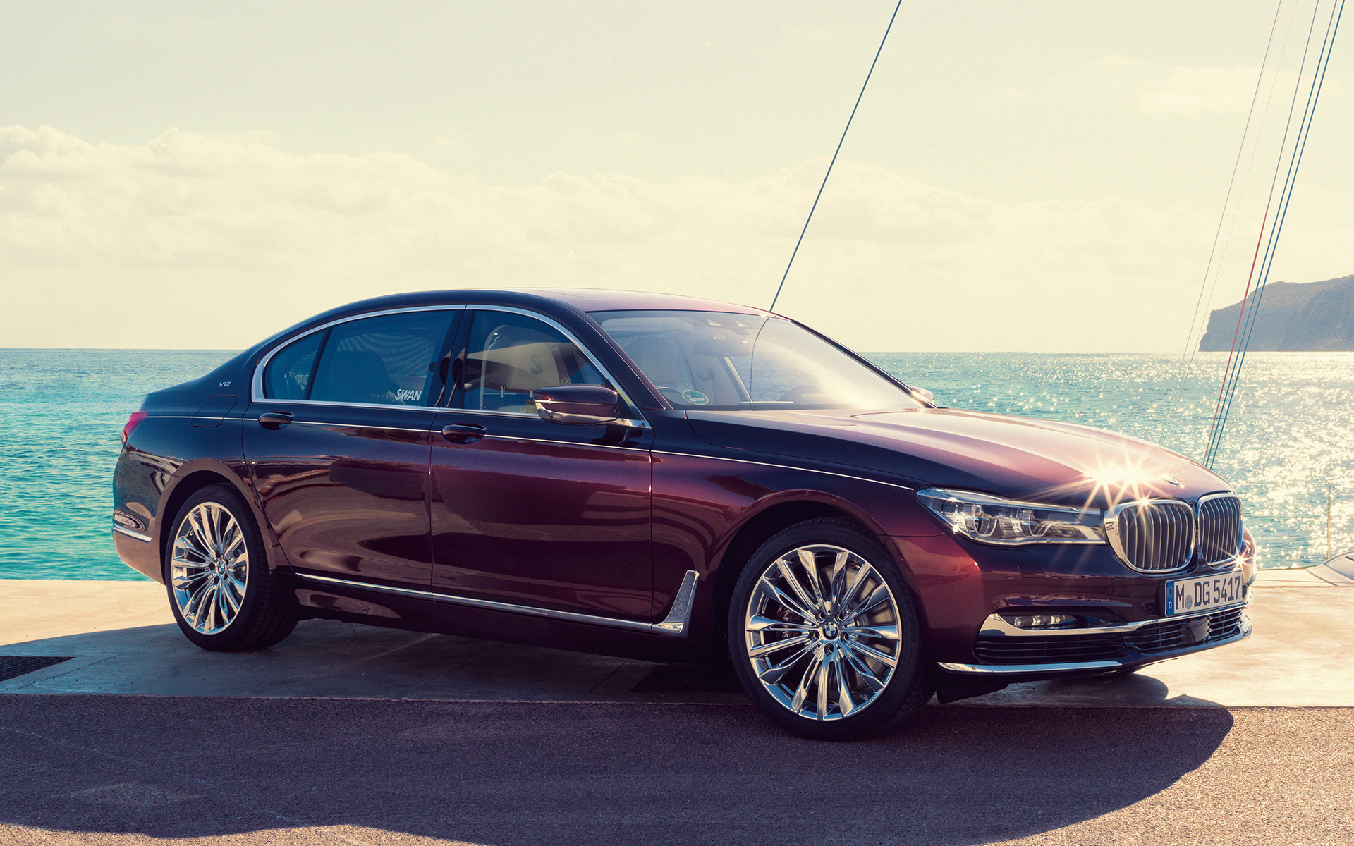 BMW Individual M760Li inspirado en Nautor’s Swan G12 2017 Vista de tres cuartos del lateral, parado en el muelle delante de un velero en una bahía