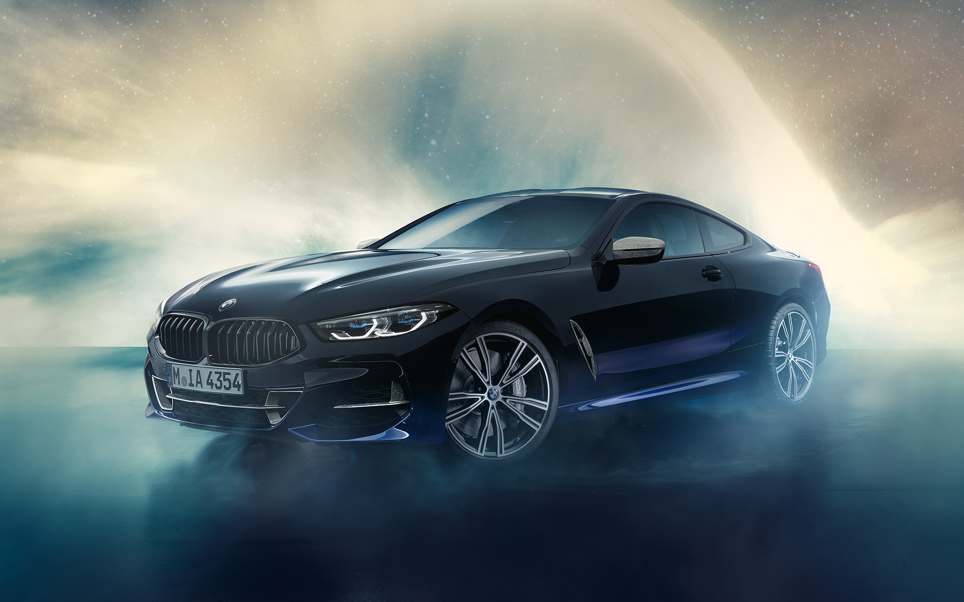 BMW Individual M850i NIGHT SKY G15 2019 Vista de tres cuartos del frontal delante de una lluvia de meteoritos