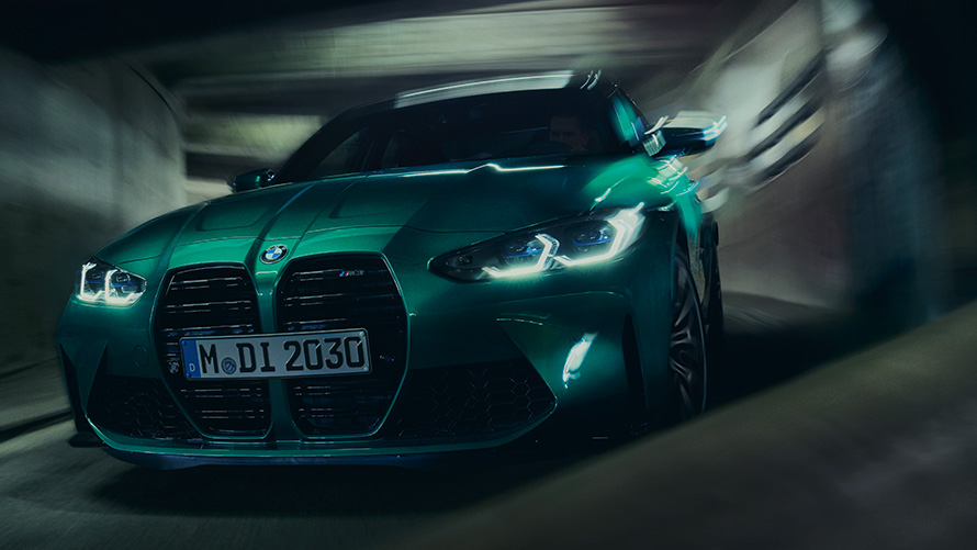 BMW M3 Competition Berlina G80 2021 BMW Individual Isle of Man Green metallic, vista de tres cuartos del frontal, tomando una curva BMW M3 Competition Berlina G80 2021 BMW Individual Isle of Man Green metallic, vista de tres cuartos del frontal, tomando una curva