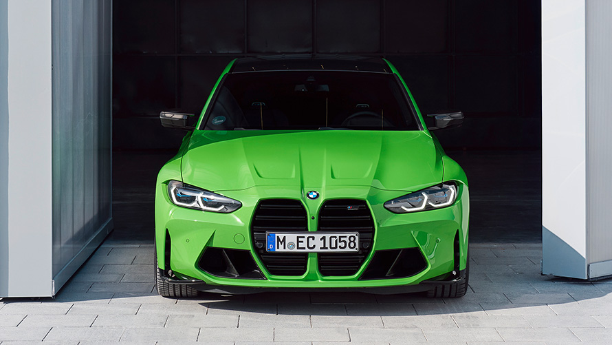 BMW M4 Competition Coupé G82 2021 BMW Individual Signal Green, vista del frontal BMW M4 Competition Coupé G82 2021 BMW Individual Signal Green, vista del frontal, parado en el arco de entrada